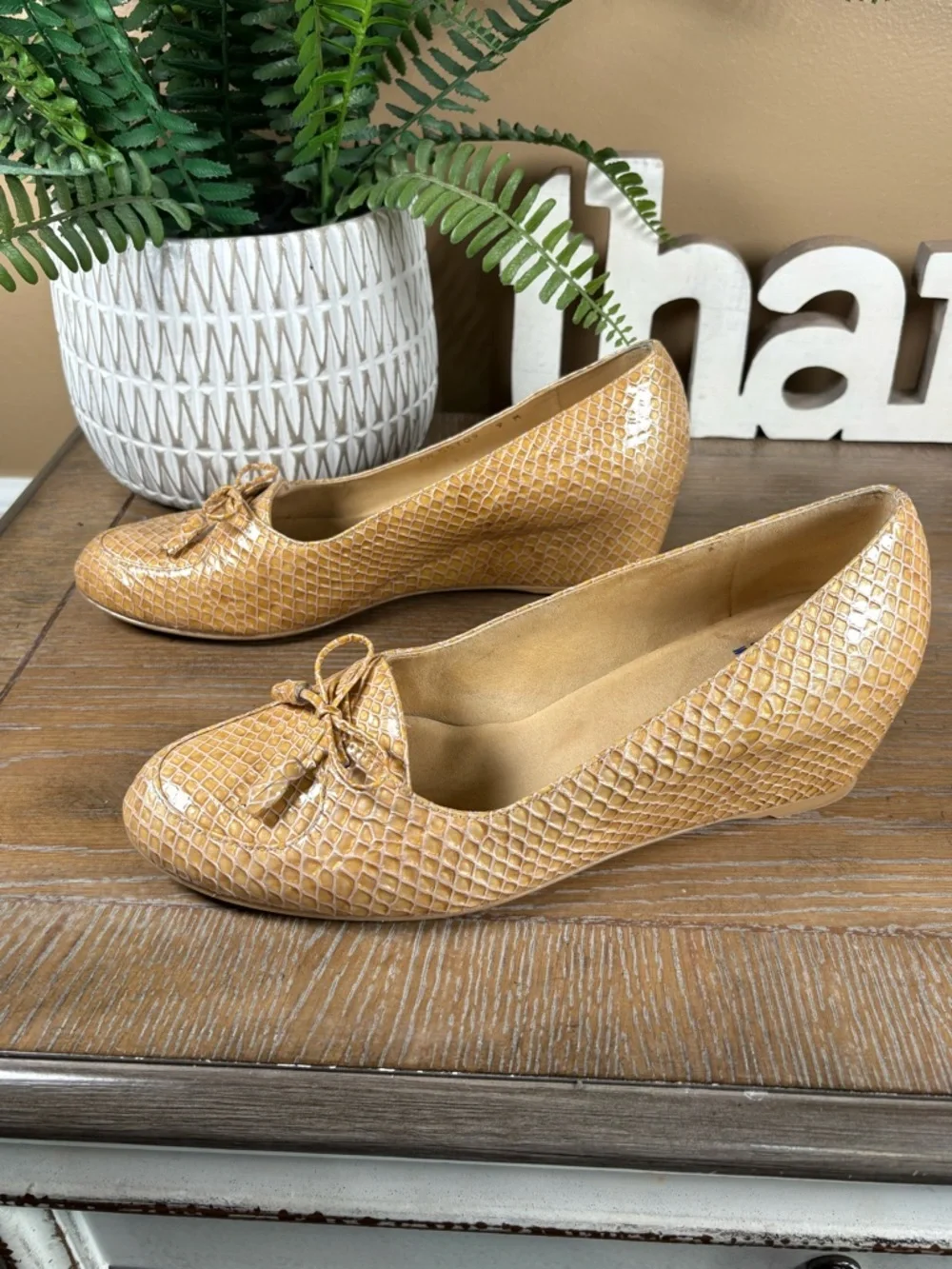 Stuart Weitzman Gold Woven Bow Wedge Snake print Pattern Pumps - Picture 3 of 9